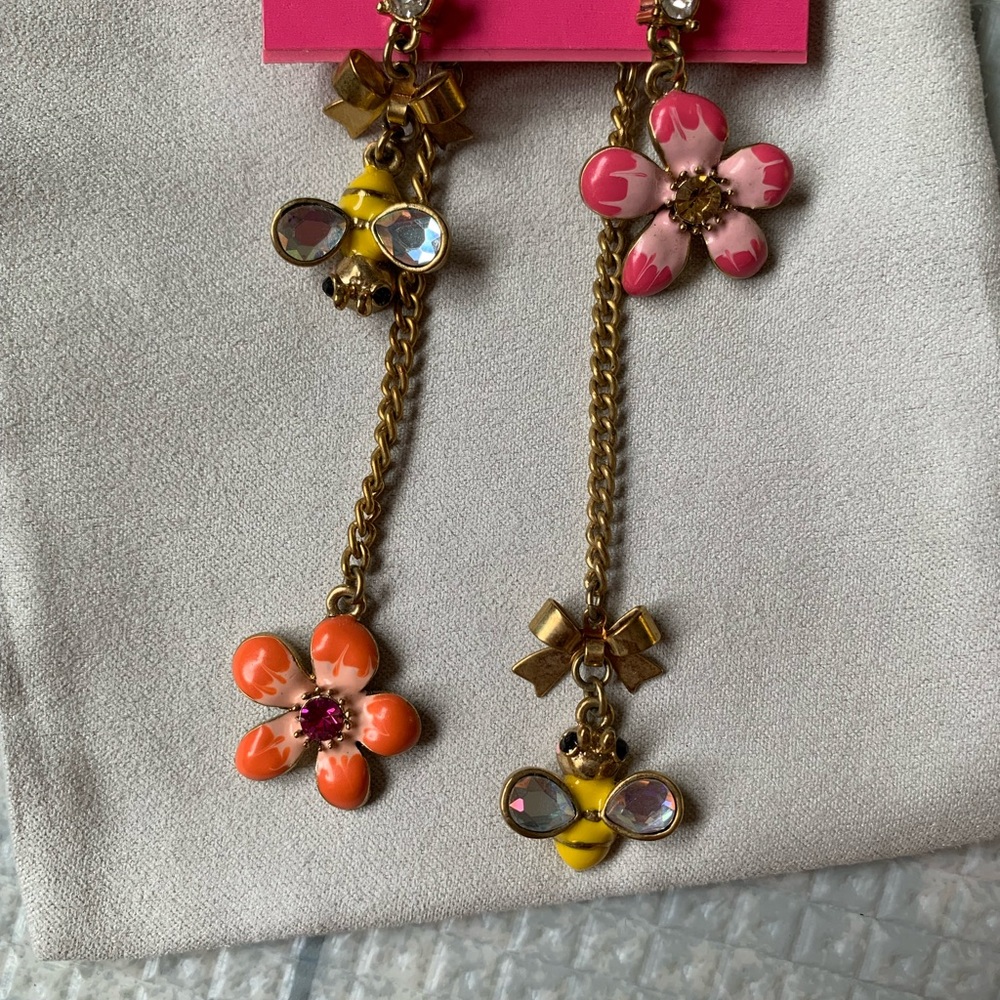Betsey Johnson mismatch earrings 🐝🌸